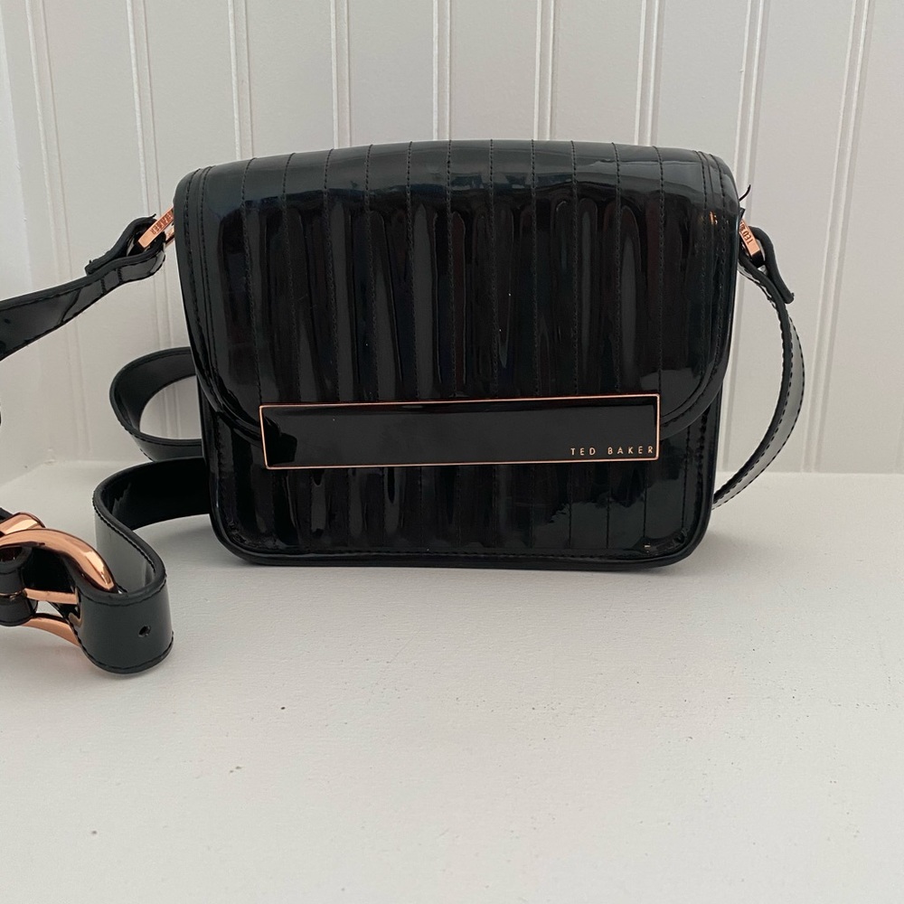 TED BAKER-black and rose gold patent leather purse